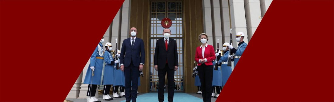 Ellos sentados, ella de pie