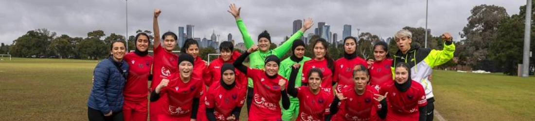 La selección femenina afgana juega fútbol en Australia