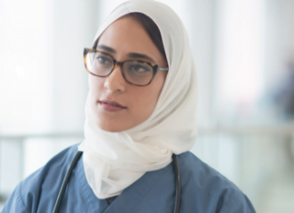 Régimen talibán impide que médicas afganas tomen examen para ejercer