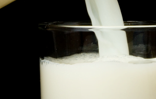 Estudio determinó que leche es excelente alternativa como hidratante