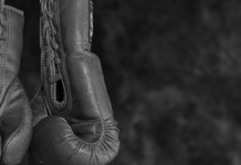 Campeona de boxeo “cuelga los guantes” en campaña de publicidad