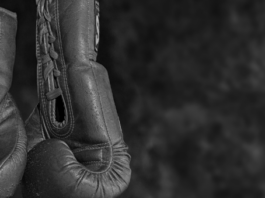 Campeona de boxeo “cuelga los guantes” en campaña de publicidad