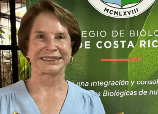 Colegio de Biólogos entrega reconocimiento a destacada bióloga costarricense