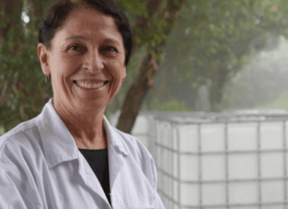 Científica costarricense produce microalgas que mejoran el suelo