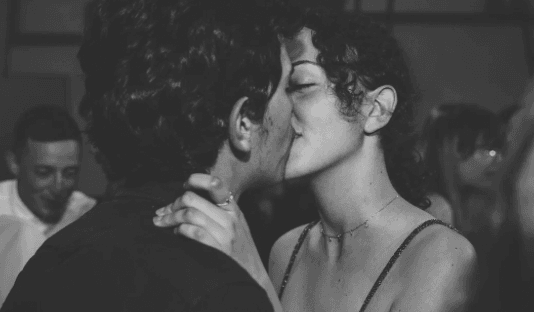 Un beso es magia, pero también un festival de bacterias