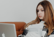 Abuso en línea impulsado por la IA: cómo la IA amplifica la violencia contra las mujeres y qué puede detenerla