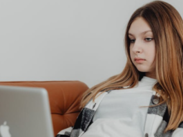 Abuso en línea impulsado por la IA: cómo la IA amplifica la violencia contra las mujeres y qué puede detenerla