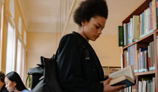 Más educación, menos violencia contra las mujeres