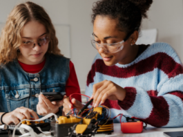 La brecha entre la educación digital y niñas en STEM