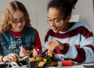 La brecha entre la educación digital y niñas en STEM