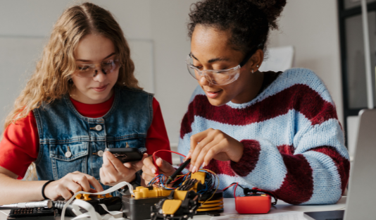 La brecha entre la educación digital y niñas en STEM