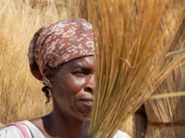 África sostiene millones de horas de trabajo femenino que nadie paga