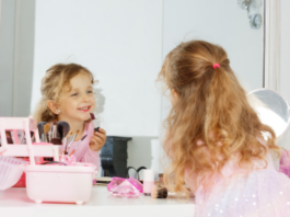 «Get ready with me”y la educación de las niñas frente al espejo