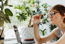 El negocio de premiar mujeres