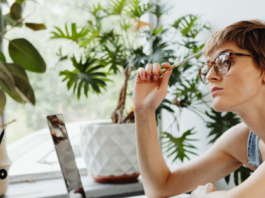 El negocio de premiar mujeres
