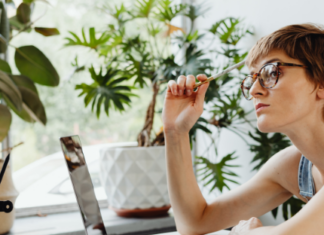 El negocio de premiar mujeres