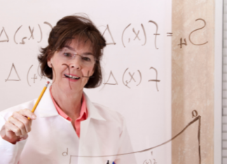 Ellas empatan en matemáticas y pierden el interés en la adolescencia