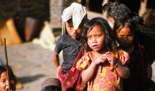 Las inundaciones dejan a la infancia de Nepal frente a una segunda emergencia