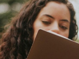 Las mujeres leen más mientras la IA cambia los libros