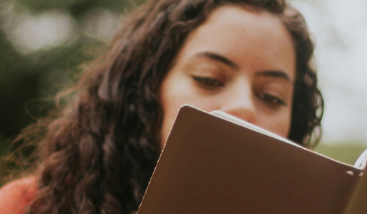 Las mujeres leen más mientras la IA cambia los libros
