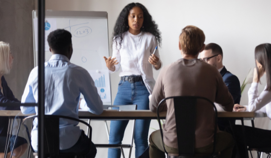 El machismo se sienta en las reuniones de trabajo