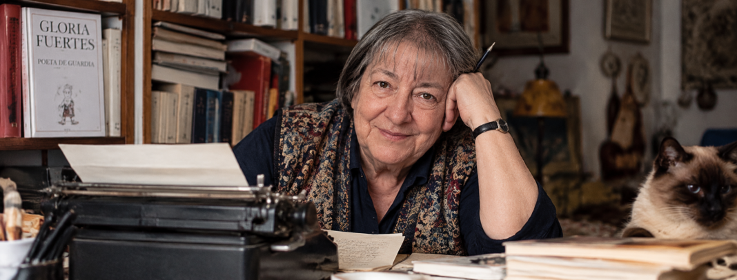 Gloria Fuertes en su estudio creativo
