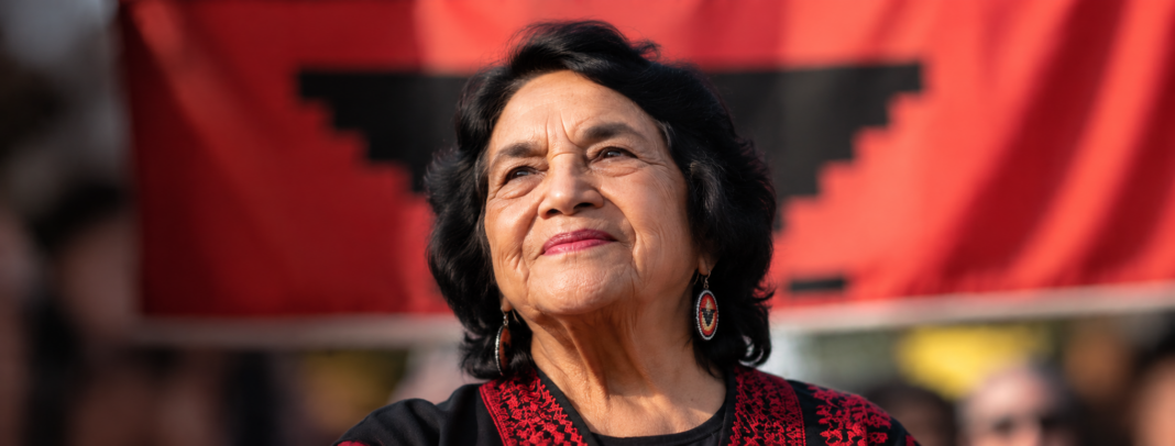 Retrato de dignidad bajo el estandarte rojo