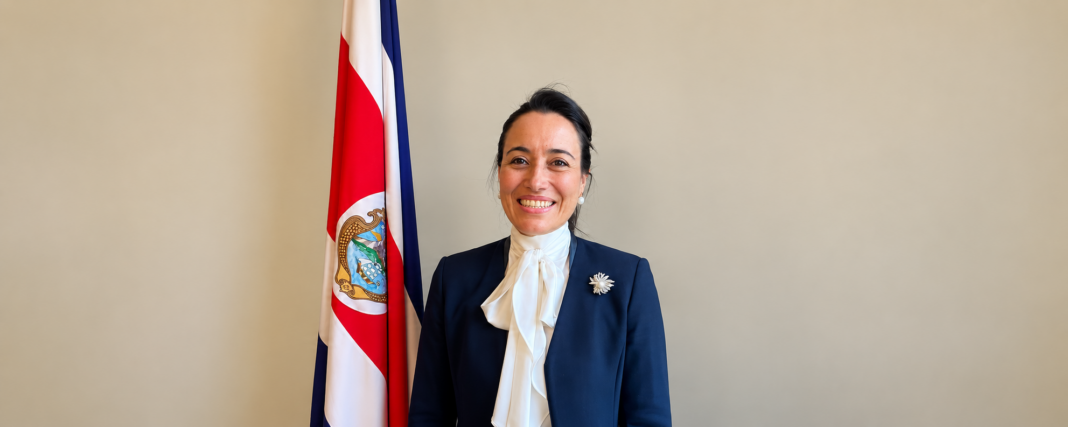 Retrato oficial con bandera costarricense