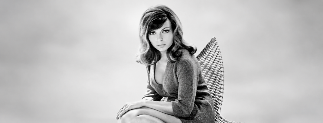 Retrato vintage de Nancy Sinatra en blanco y negro