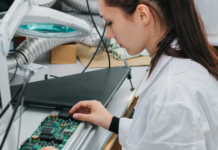 Costa Rica busca mujeres para la industria de los chips