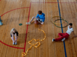 ¿Por qué en los recreos, los niños juegan en el centro y las niñas en las orillas?