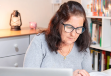 Volver a estudiar en la edad adulta sigue siendo un privilegio