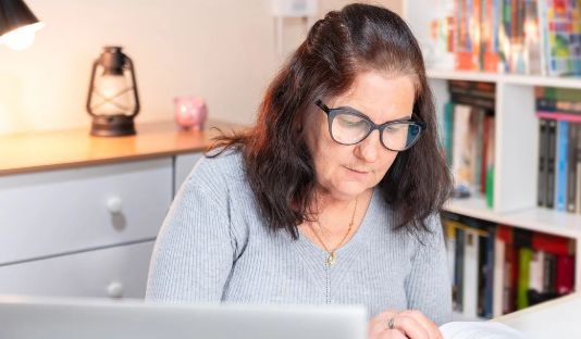 Volver a estudiar en la edad adulta sigue siendo un privilegio